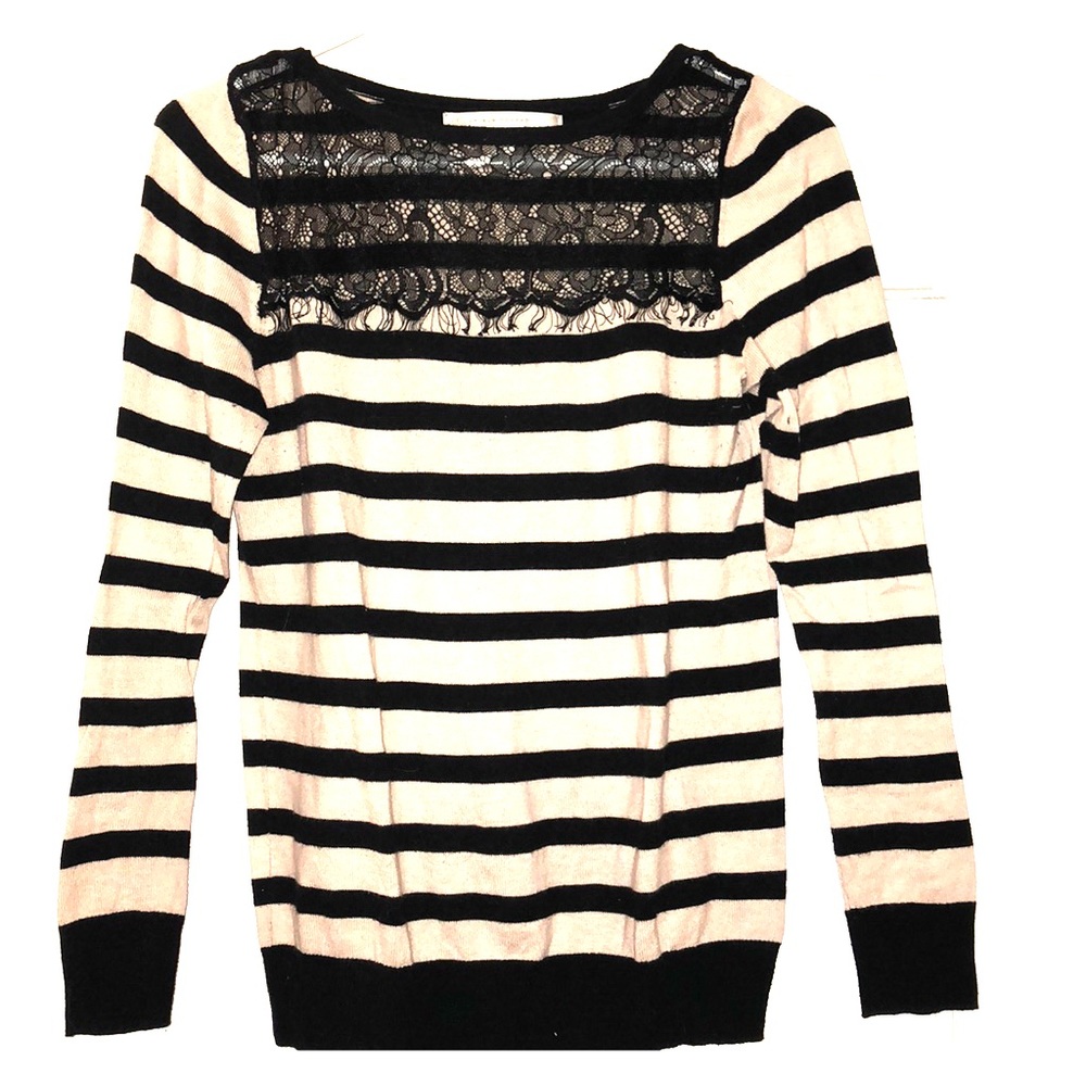 Long sleeve light weight sweater.
